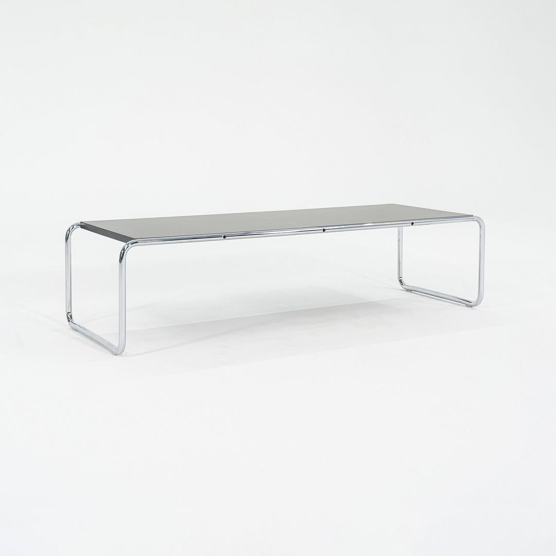 Il s'agit d'une table basse en acier chromé tubulaire Laccio, modèle 50T2, initialement conçue par Marcel Breuer en 1925. Cet exemplaire date de 2023 et a été produit par Knoll aux Etats-Unis. Le logo KnollStudio et la signature de Marcel Breuer