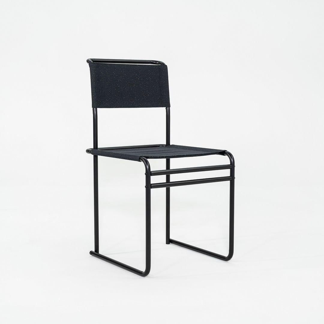 Il s'agit d'une chaise de salle à manger B40, conçue à l'origine par Marcel Breuer en 1926. Cet exemple particulier a été produit par Tecta en Allemagne C.C. 2023. La chaise est composée d'une structure en acier tubulaire et d'une assise en tissu