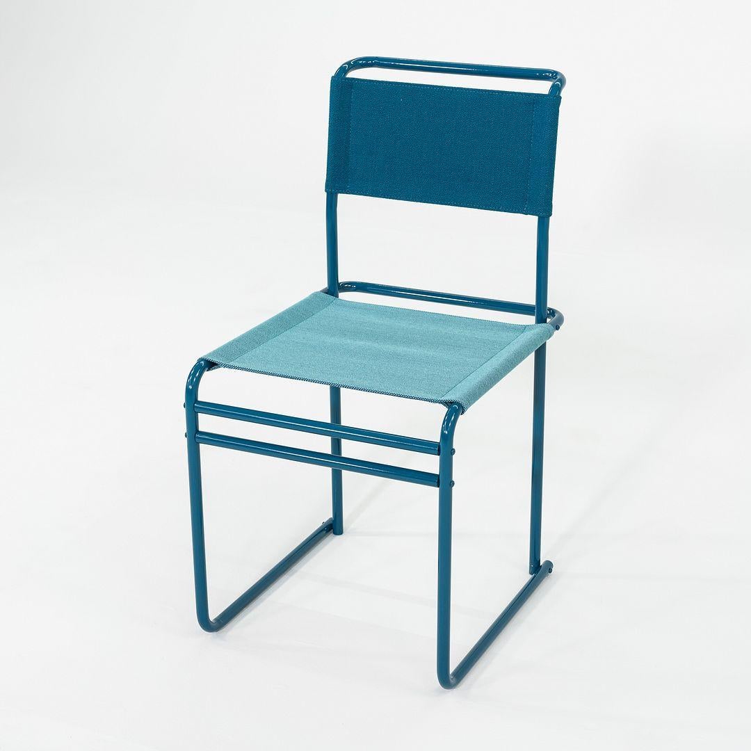 Il s'agit d'une chaise de salle à manger B40, conçue à l'origine par Marcel Breuer en 1926. Cet exemple particulier a été produit par Tecta en Allemagne C.C. 2023. La chaise est composée d'une structure en acier tubulaire et d'une assise en tissu