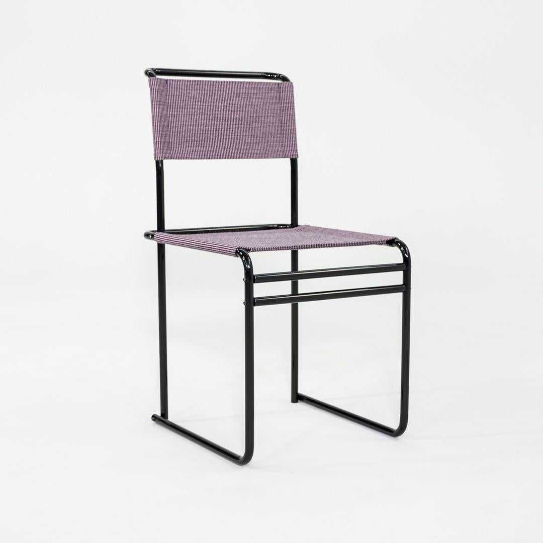 Il s'agit d'une chaise de salle à manger B40, conçue à l'origine par Marcel Breuer en 1926. Cet exemple particulier a été produit par Tecta en Allemagne C.C. 2023. La chaise est composée d'une structure en acier tubulaire et d'une assise en tissu