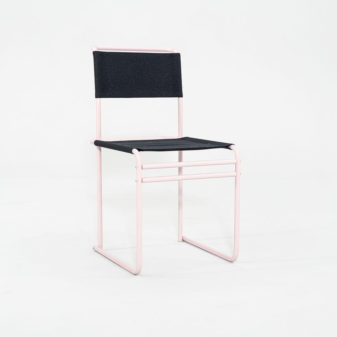 Il s'agit d'une chaise de salle à manger B40, conçue à l'origine par Marcel Breuer en 1926. Cet exemple particulier a été produit par Tecta en Allemagne C.C. 2023. La chaise est composée d'une structure en acier tubulaire et d'une assise en tissu