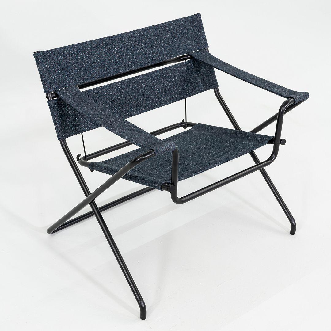 Es gibt die klappbaren D4-Sessel, die ursprünglich von Marcel Breuer 1926 entworfen wurden. Diese besonderen Exemplare wurden von Tecta in Deutschland um 2023 hergestellt. Die Stühle bestehen aus einem Stahlrohrgestell und einem Sitz aus Stoff. Der