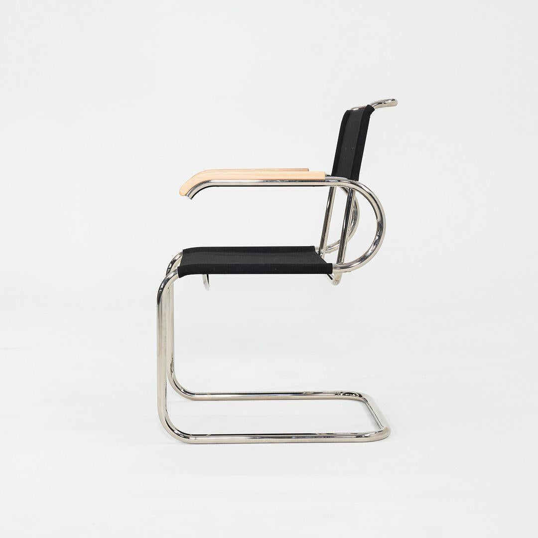 Si tratta di una sedia da pranzo D40, progettata originariamente da Marcel Breuer nel 1928. Questo particolare esemplare è stato prodotto da Tecta in Germania C. 2023. La sedia è composta da una struttura in tubolare d'acciaio, una seduta in tessuto