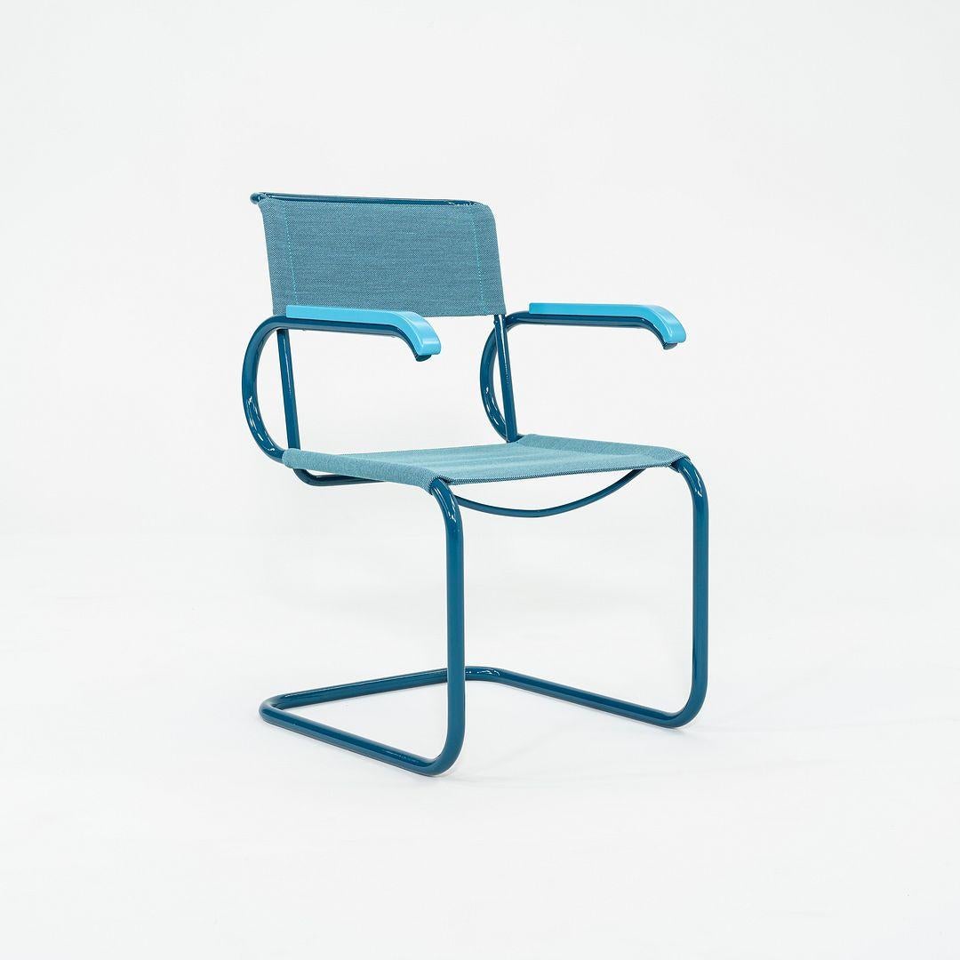 Si tratta di una sedia da pranzo D40, progettata originariamente da Marcel Breuer nel 1928. Questo particolare esemplare è stato prodotto da Tecta in Germania C. 2023. La sedia è composta da una struttura in tubolare d'acciaio, una seduta in tessuto