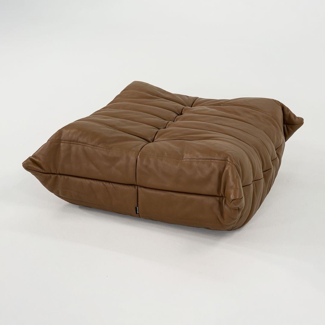 Se vende una Otomana TOGO de espuma de poliéter recubierta de piel Kyoto bronce. La otomana fue diseñada por Michel Ducaroy y producida por Ligne Roset¬†en Francia. Se fabricó hacia 2023 y está garantizada como auténtica.¬†El estado es excelente.