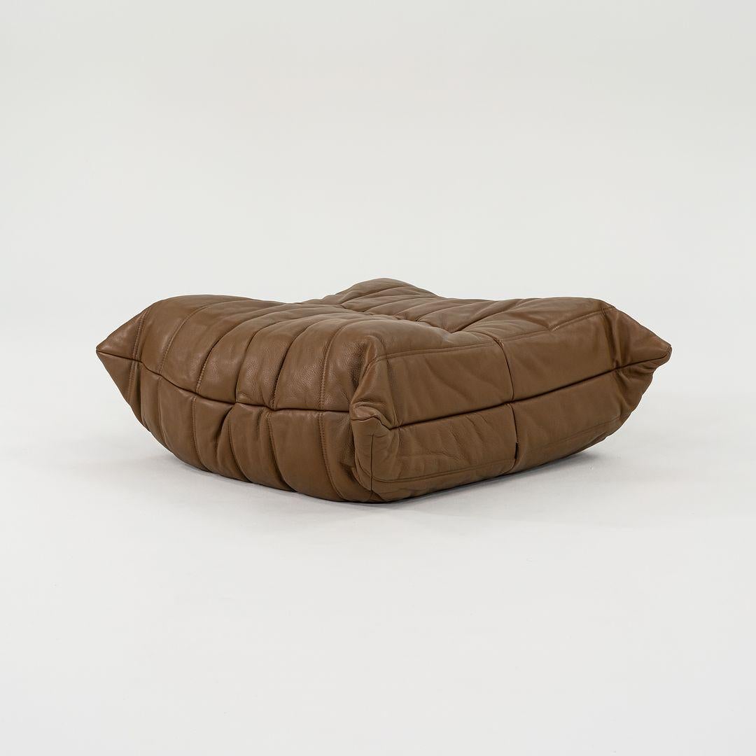 2023 Michel Ducaroy para Ligne Roset Otomana con reposapiés TOGO de piel Kyoto Moderno en venta