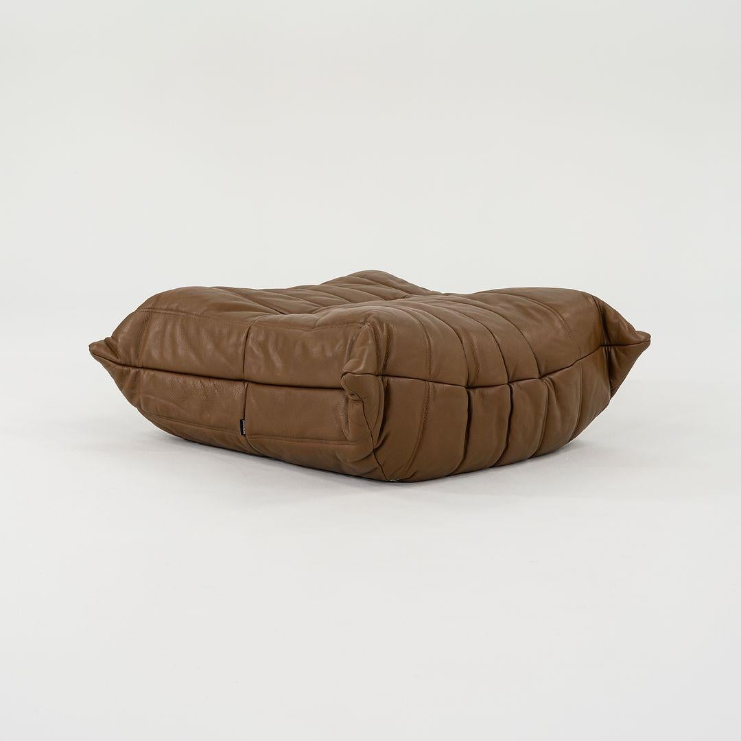 2023 Michel Ducaroy para Ligne Roset Otomana con reposapiés TOGO de piel Kyoto Francés en venta