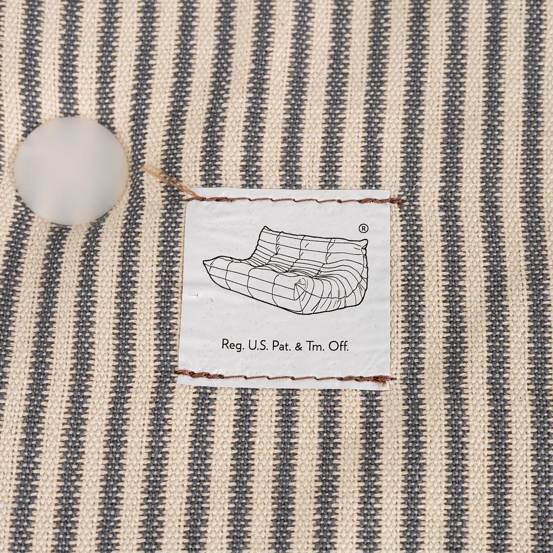 2023 Michel Ducaroy para Ligne Roset Otomana con reposapiés TOGO de piel Kyoto en venta 1
