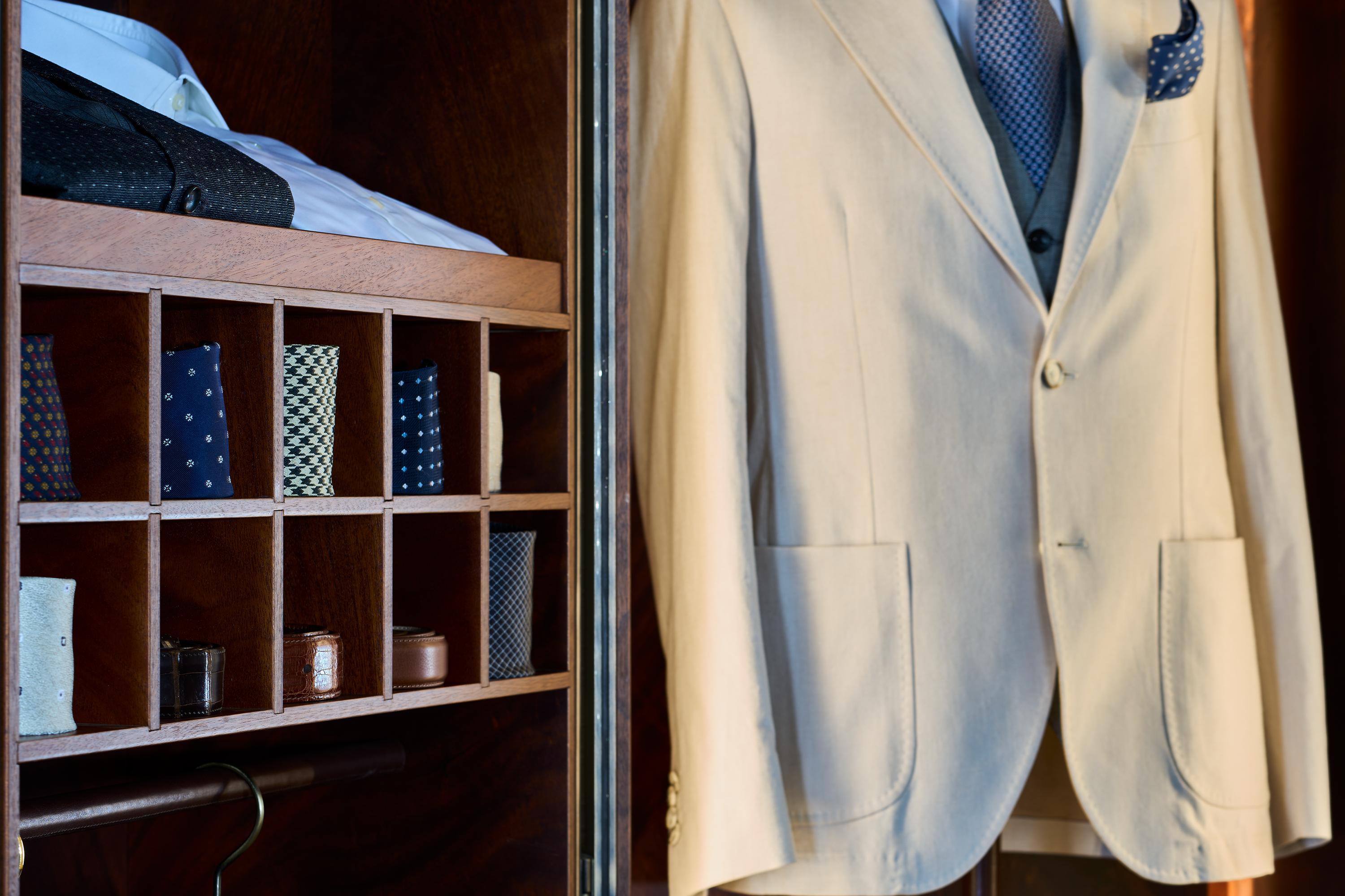 Moderne MILANO TRUNK, armoire de mode de luxe, élégance dans le détail en vente
