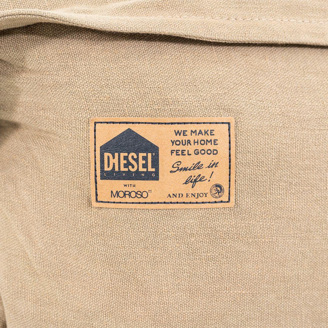 Dies ist ein Cloudscape Lounge-Sessel, ursprünglich entworfen von Diesel im Jahr 2013. Dieses besondere Exemplar wurde von Moroso in Italien um 2023 hergestellt. Der Sessel besteht aus einem Stahlrahmen, der mit flammhemmendem Schaumstoff überzogen