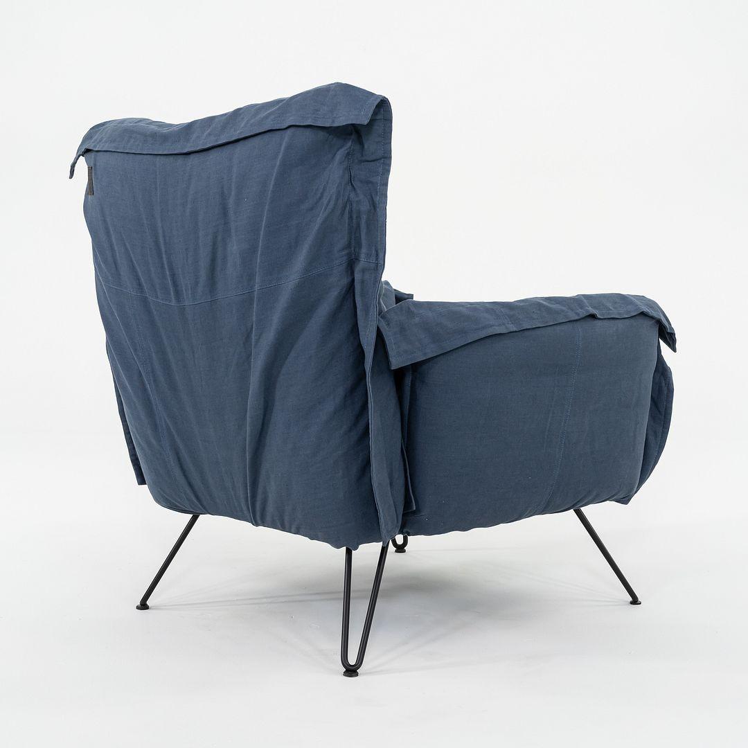 Se trata de un sillón de salón Cloudscape, diseñado originalmente por Diesel en 2013. Este ejemplar en concreto fue fabricado por Moroso en Italia hacia 2023. La silla está compuesta por un armazón de acero, recubierto de espuma inyectada ignífuga,