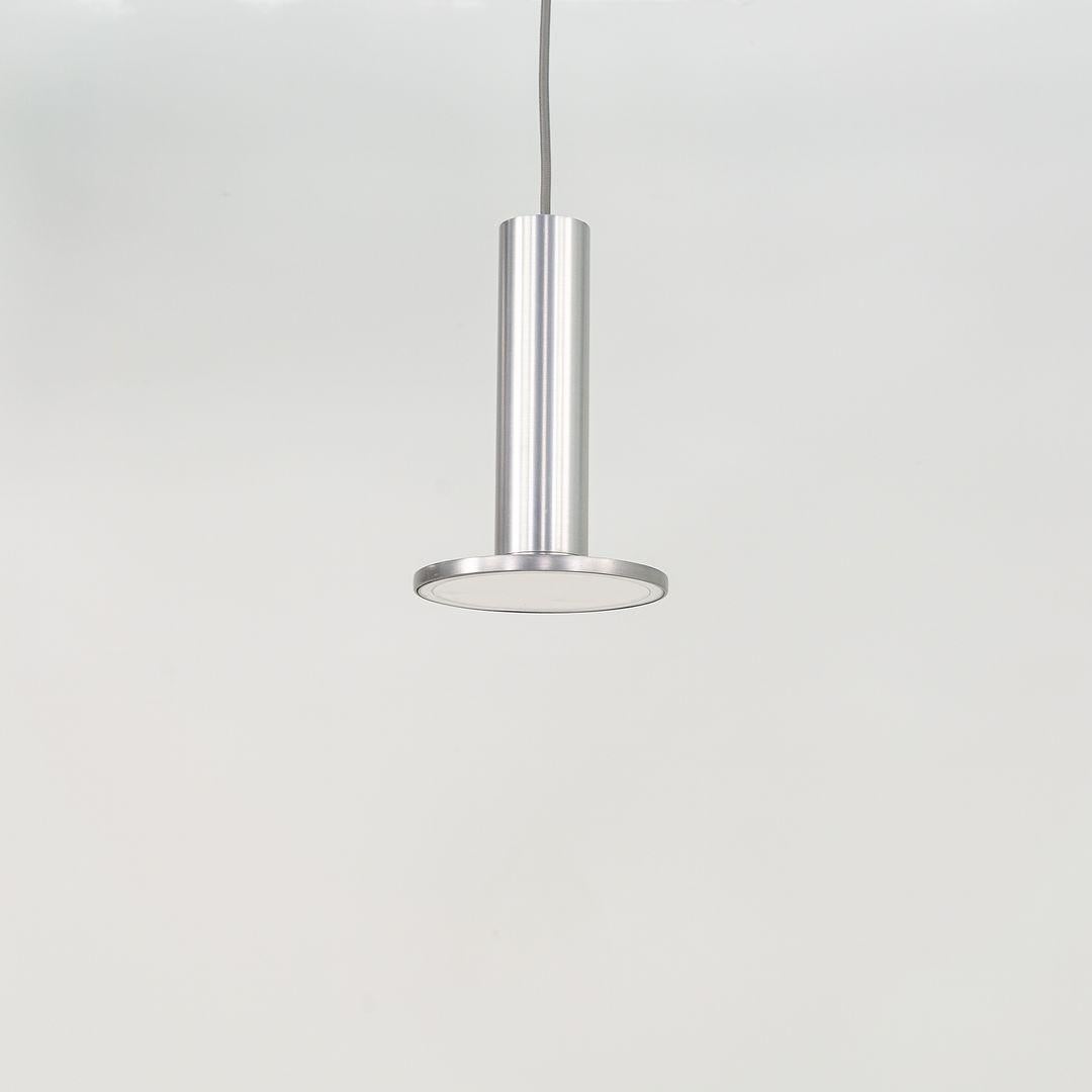 Esta es una lámpara colgante Cielo de Pablo Studio para Pablo Designs. Lo compró nuevo un cliente nuestro, pero decidió no utilizarlo en su proyecto (compró cuatro y sólo necesitó tres). La caja se abrió para fotografiarla, aunque nunca se colgó. 
