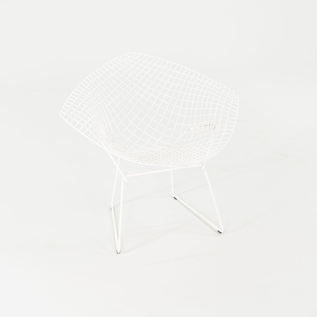 Dies sind die klassischen Bertoia Diamond Chairs, Modell 421, die ursprünglich 1952 von Harry Bertoia für Knoll entworfen wurden. Diese besonderen Exemplare datieren auf ca. 2023, und der angegebene Preis beinhaltet das Paar. Die Stühle sind aus