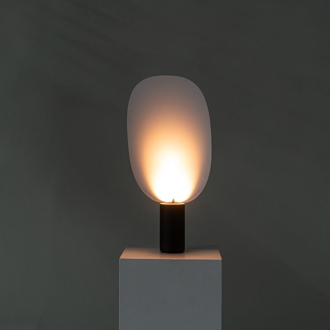 Dies ist eine Serena LED-Tischleuchte, die ursprünglich von Patricia Urquiola im Jahr 2015 entworfen wurde. Dieses besondere Exemplar wurde von Flos in Italien hergestellt, ca. 2023. Die Lampe ist mit einem Aluminium-Reflektor mit einem schwarzen