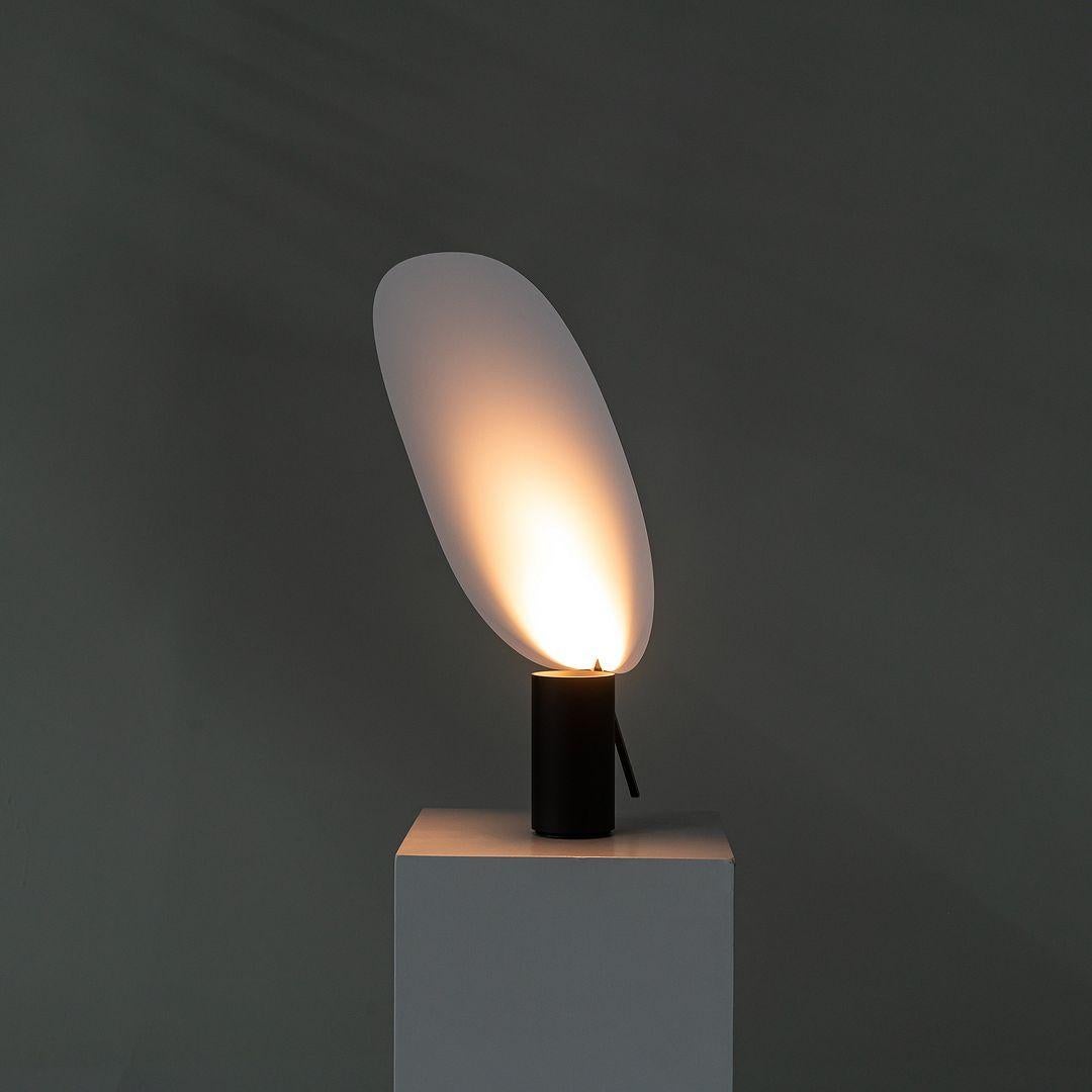 2023 Patricia Urquiola für Flos Serena Tisch-/Schreibtischleuchte mit schwarzem Diffusor (21. Jahrhundert und zeitgenössisch) im Angebot