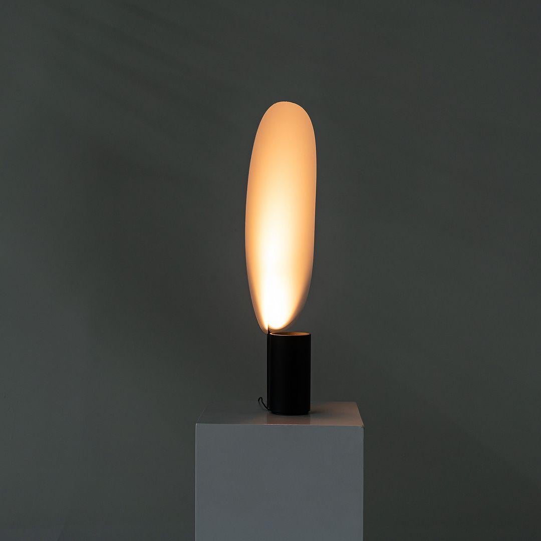 2023 Patricia Urquiola für Flos Serena Tisch-/Schreibtischleuchte mit schwarzem Diffusor (Aluminium) im Angebot