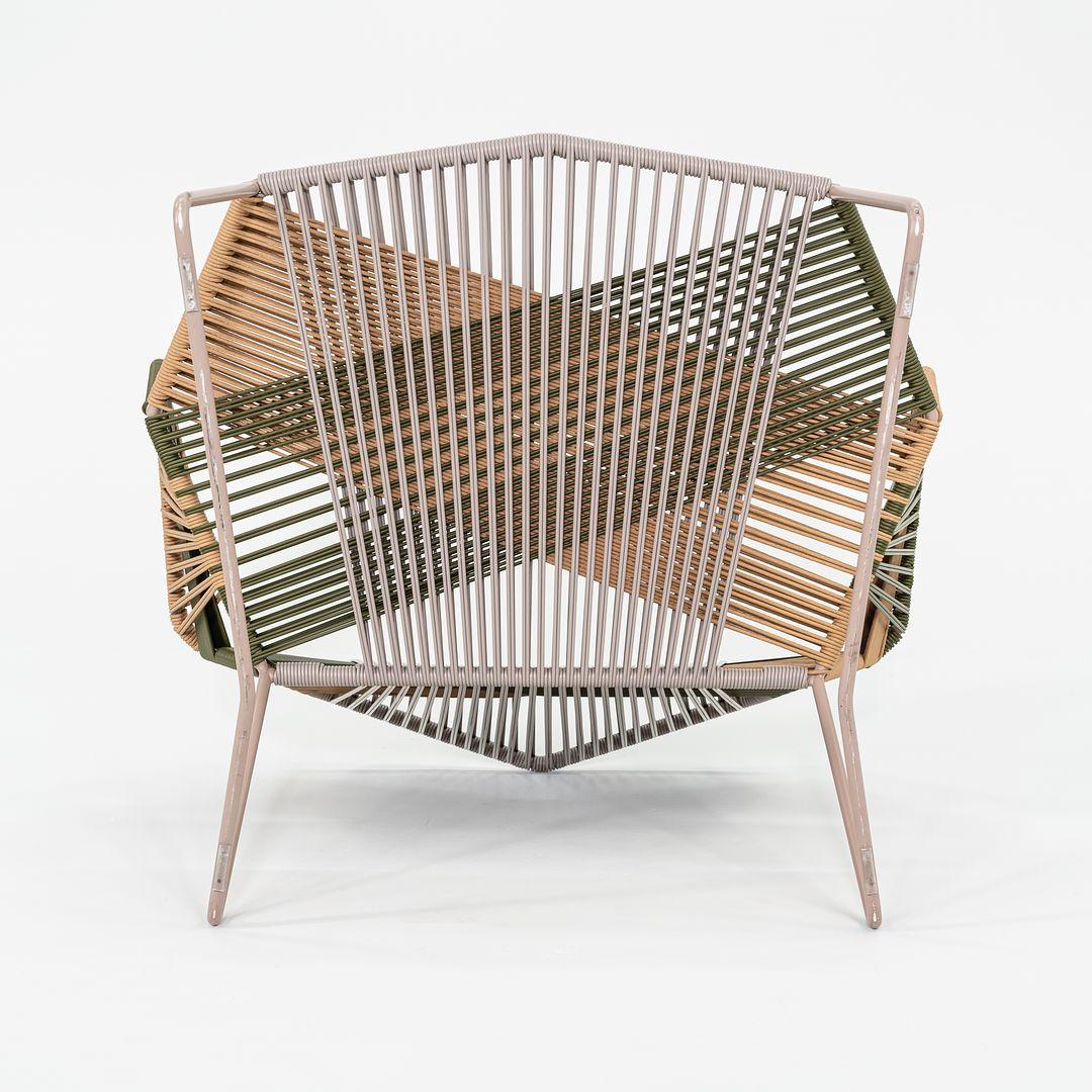 Questa è una poltrona Tropicalia, disegnata originariamente da Patricia Urquiola nel 2008. Questo particolare esemplare è stato prodotto da Moroso in Italia nel 2023 circa. La sedia è composta da una base in legno verniciato e da una corda in
