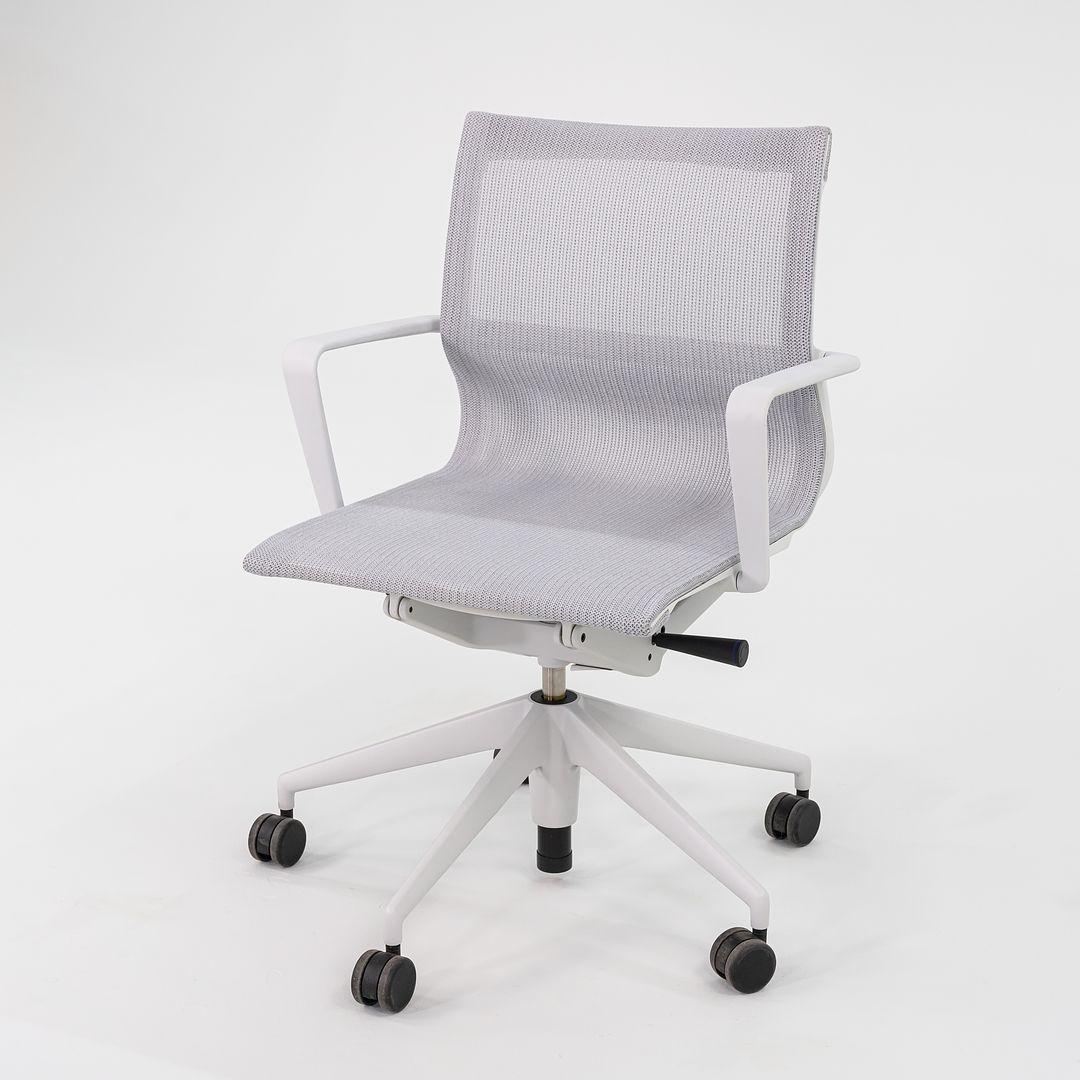 Son sillas de oficina Physix, diseñadas originalmente por Alberto Meda en 2012. Estos ejemplares en concreto fueron fabricados por Vitra en Alemania C. 2023. El armazón y los reposabrazos son de poliamida, mientras que la base de cinco estrellas es