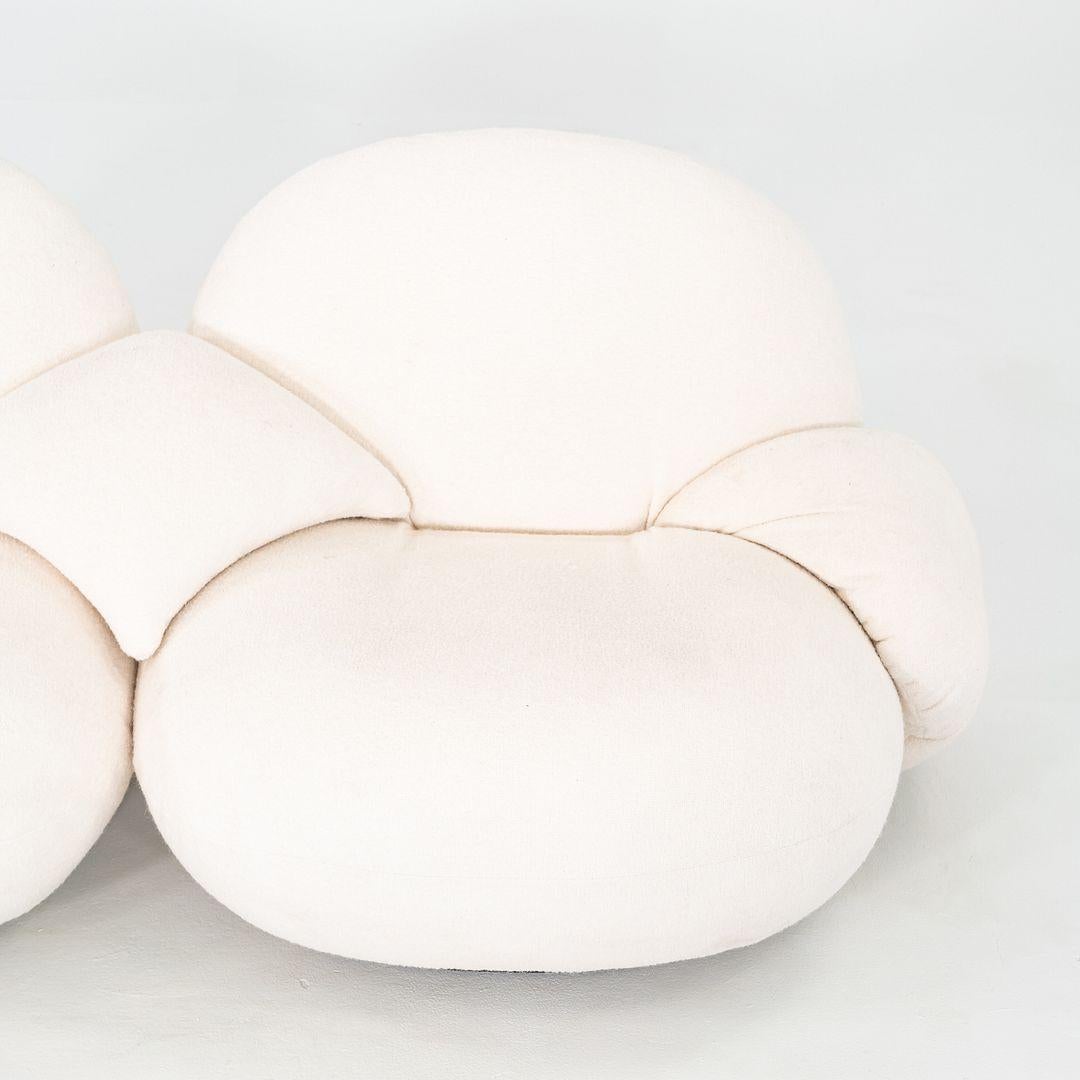Se trata de un sofá Pacha, diseñado originalmente por Pierre Paulin para GUBI en 1975. Este ejemplo concreto se fabricó en 2023. El sofá se compone de una estructura metálica, cojines de espuma y está tapizado en tela marfil arpa. 
 
 El sofá mide