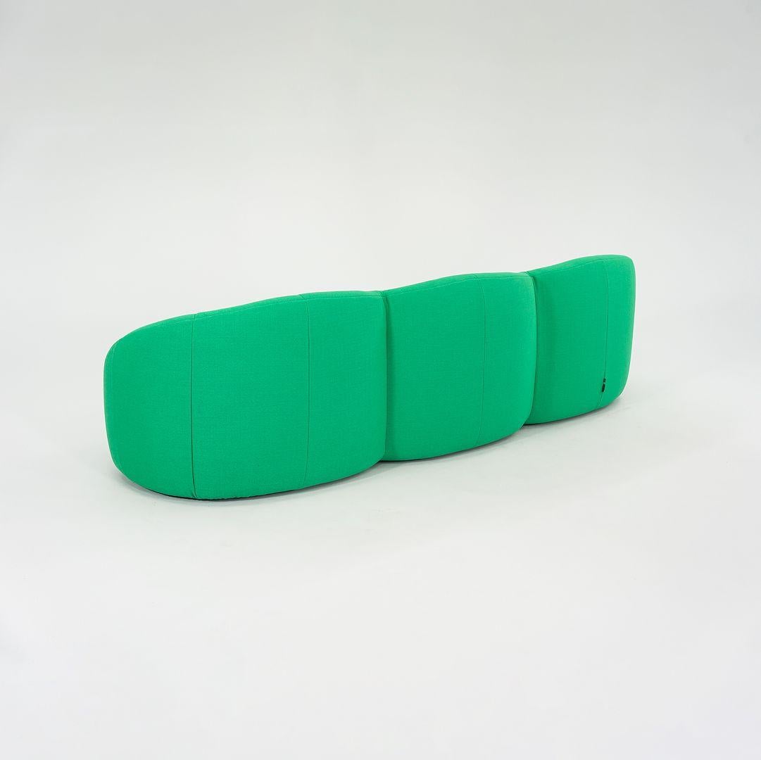 Se vende un Sofá Calabaza fabricado con una base de ABS y espuma de poliéter recubierta de un tejido Vidar Perroquet de lana verde. El sofá fue diseñado por Pierre Paulin y producido por Ligne Roset¬†en Francia. Se fabricó hacia 2023 y está