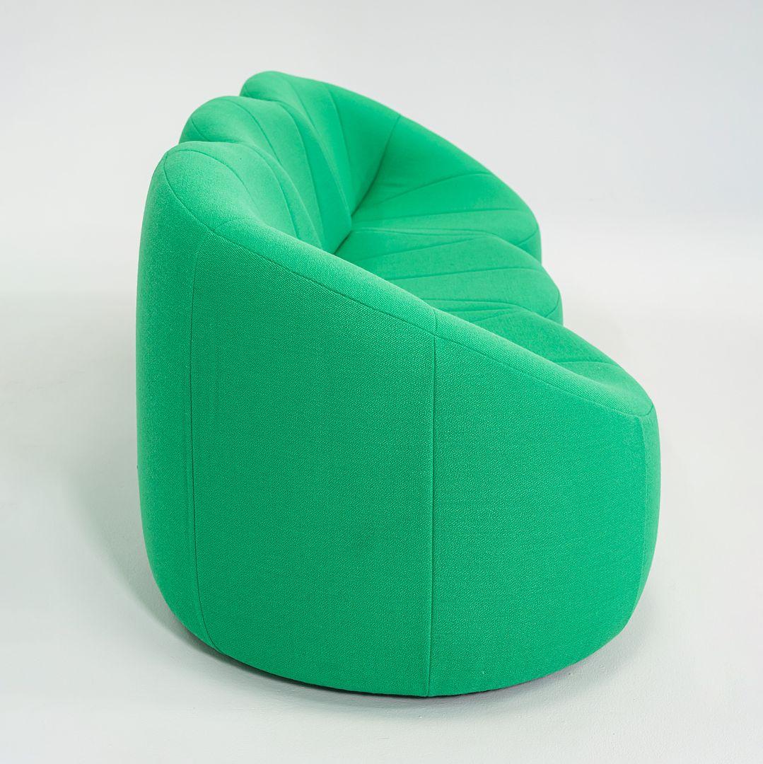 2023 Pierre Paulin para Ligne Roset Sofá / Settee grande de 3 plazas Calabaza en Excelente estado para la venta en Philadelphia, PA