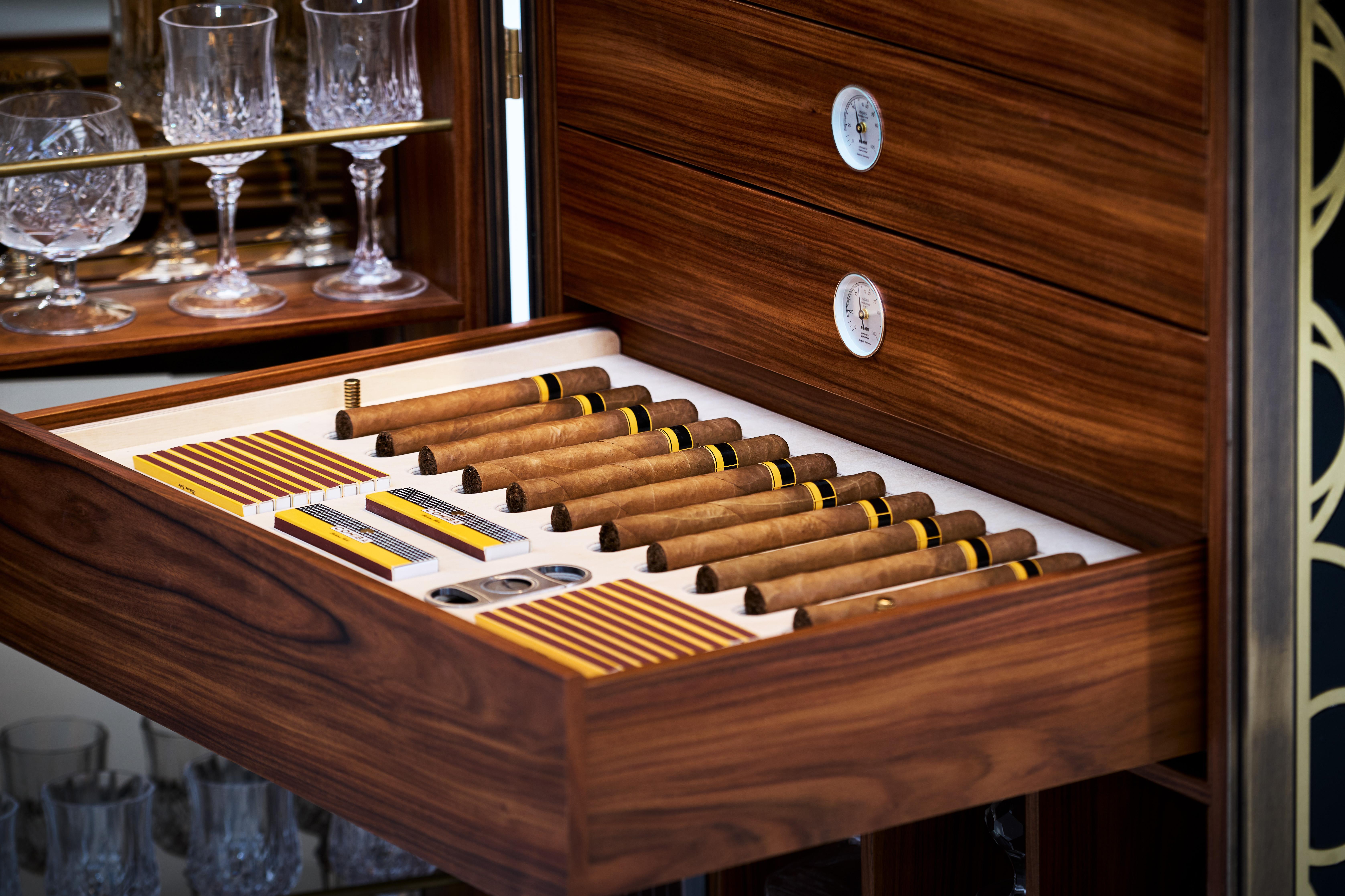 Brass CHICAGO TRUNK - Cigars showcase - Il tuo viaggio nel mondo dei sigari For Sale