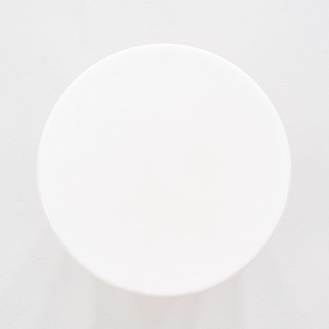 2023 Roche Bobois Ceramic Radian Tall Side / End Table in Blanc Brilliant In Excellent Condition For Sale In Philadelphia, PA