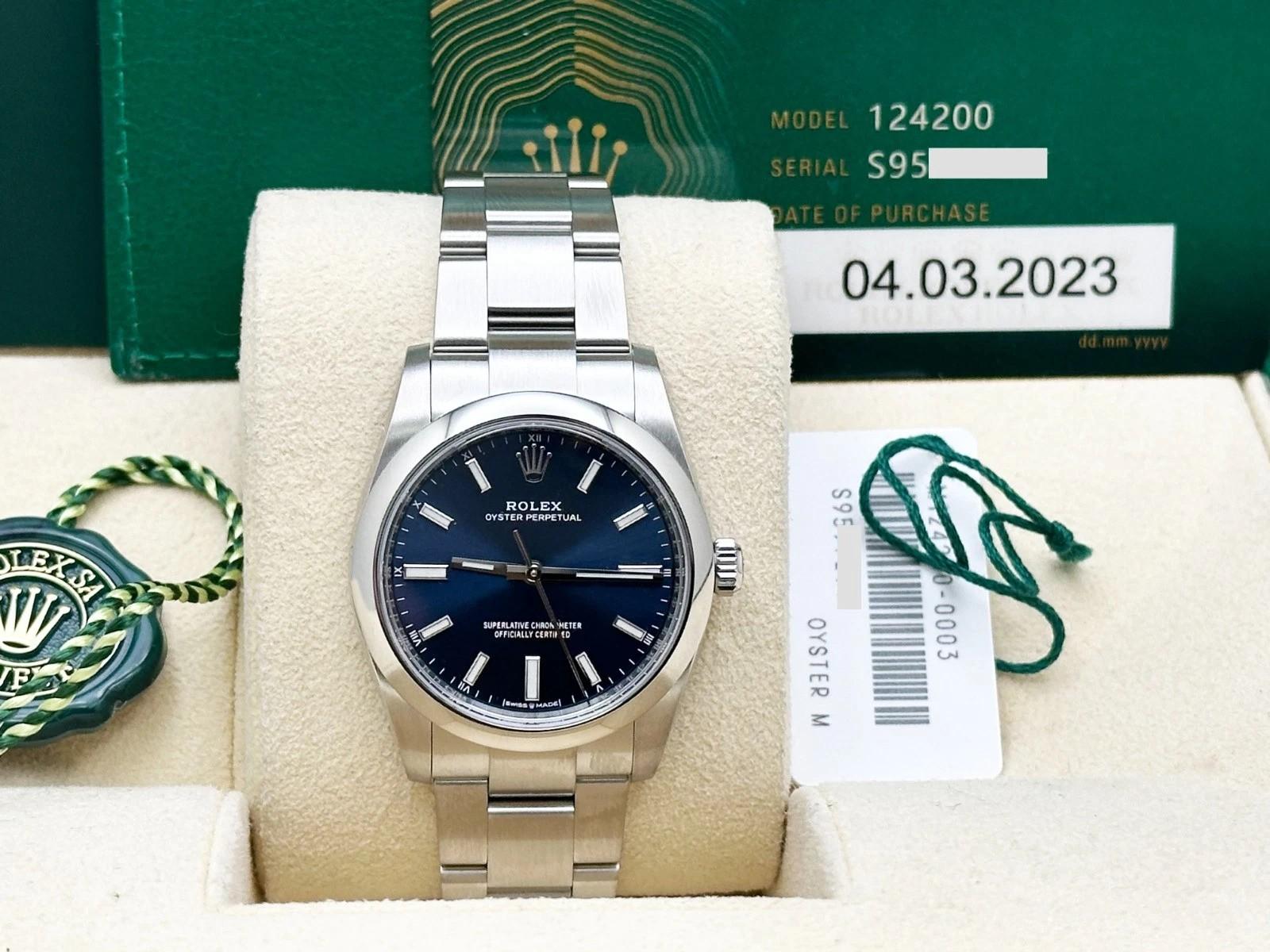 Stilnummer: 124200



Seriennummer: S95*****



Jahr: 2023

 

Modell: Rolex Oyster Perpetual 

 

MATERIAL des Gehäuses: Rostfreier Stahl 

 

Band: Rostfreier Stahl 

  

Lünette: Edelstahl  

  

Zifferblatt: Blaues Zifferblatt 

 

Kristall:
