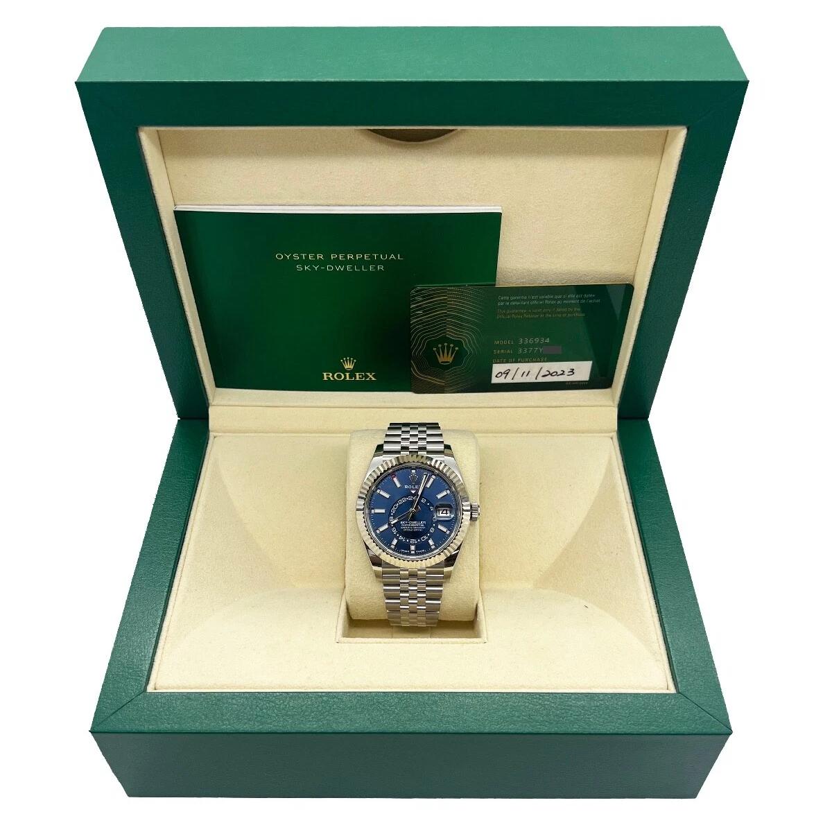 Numéro de style : 336934

Série : 3377Y***

Année : 2023

Modèle : Rolex Sky-Dweller

Matériau du boîtier : Acier inoxydable

Bracelet : acier inoxydable Jubilee

Lunette : Lunette cannelée en or blanc 18k

Cadran : Bleu

Visage : Cristal