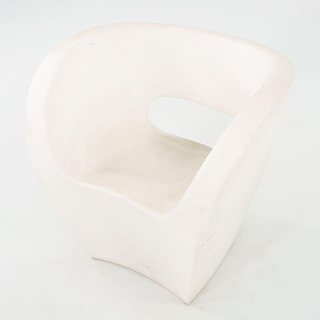 Questa è la poltrona Little Albert, disegnata originariamente da Ron Arad nel 2000. Questo particolare esemplare è stato prodotto da Moroso in Italia nel 2023 circa. La sedia è interamente realizzata in polietilene riciclabile stampato in