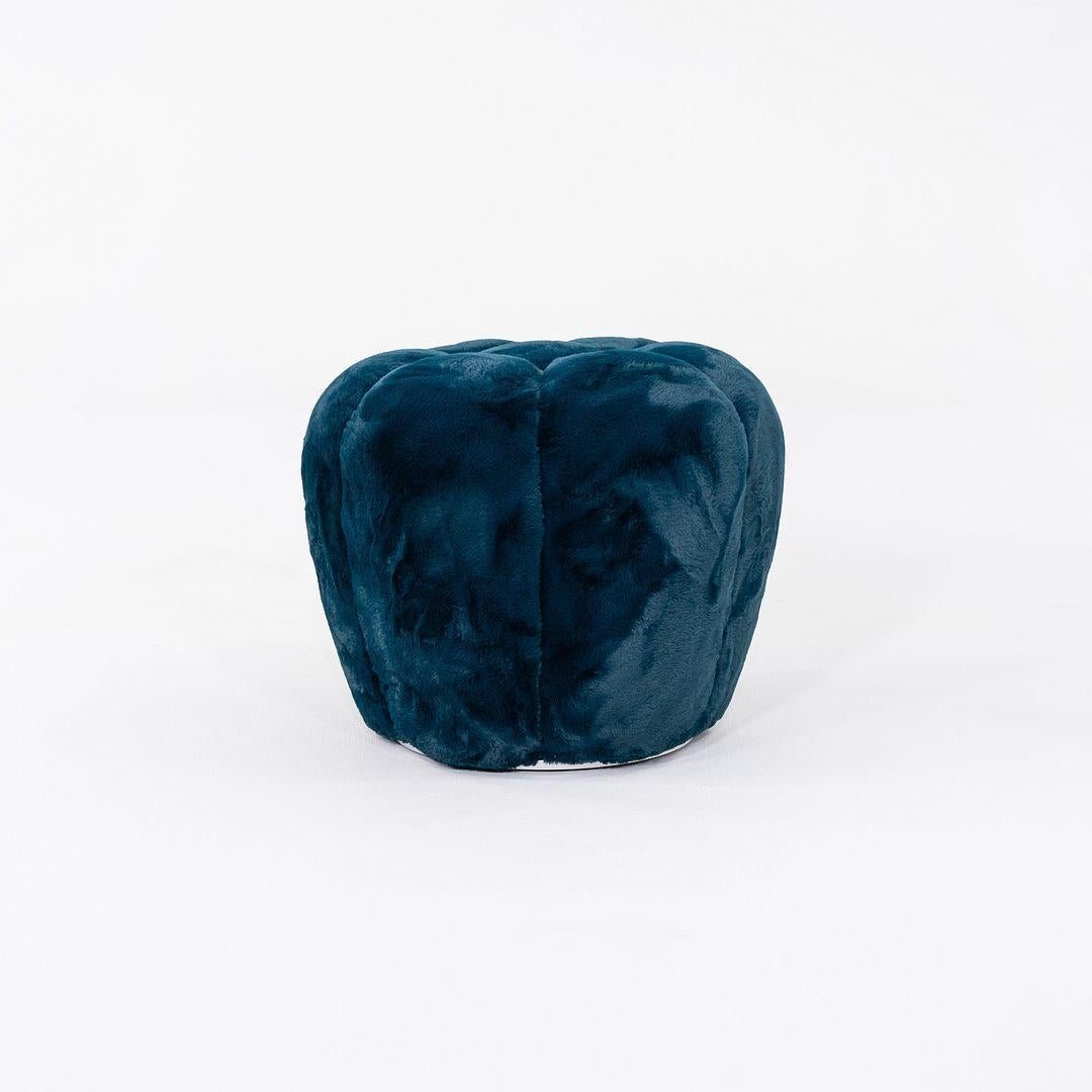 Si tratta di un'ottomana Apexer, disegnata originariamente da Sacha Lakic per Roche Bobois. Questo particolare esemplare è stato prodotto nel 2023. Il pouf è composto da pannelli di particelle, schiuma e rivestimento in pretrole blu.
 

 Il pouf