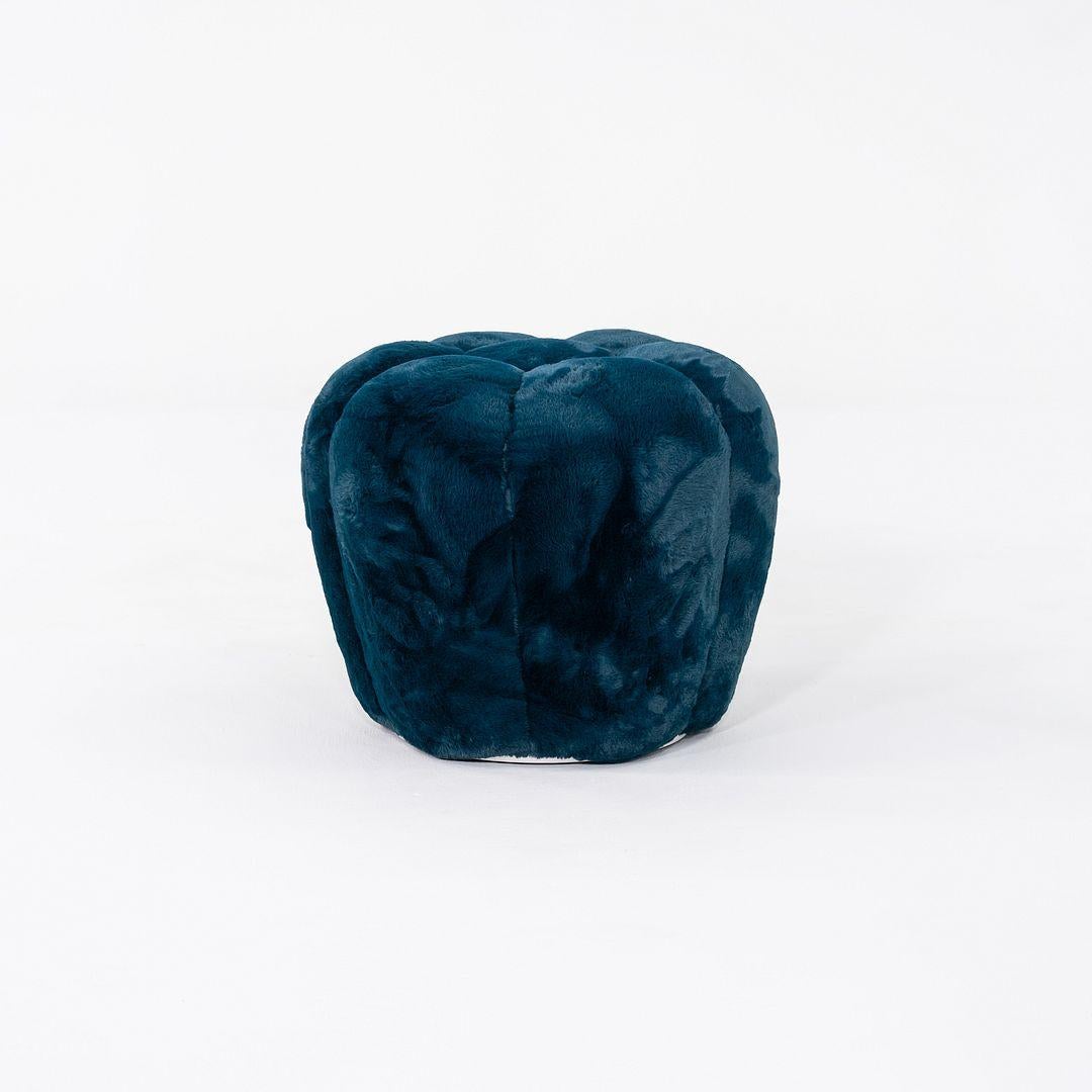 2023 Sacha Lakic per Roche Bobois Apexer Ottoman in Petrolio Blu In condizioni ottime in vendita a Philadelphia, PA