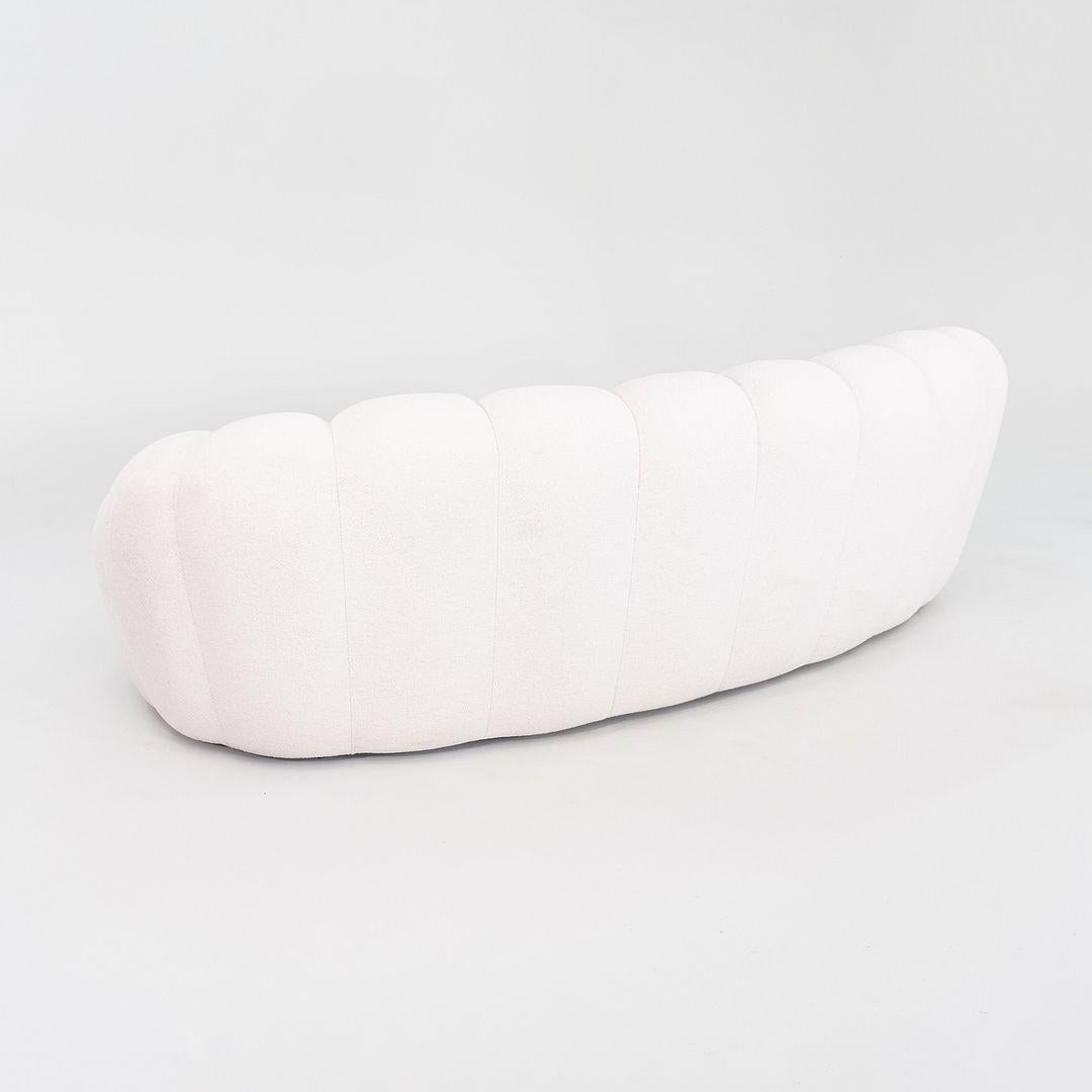 Si tratta di un Bubble Sofa a 3/4 posti, progettato originariamente da Sacha Lakic nel 2014. Questo particolare esemplare è stato prodotto da Roche Bobois in Italia nel 2023. Il divano è composto da una struttura in legno ed è rivestito in tessuto