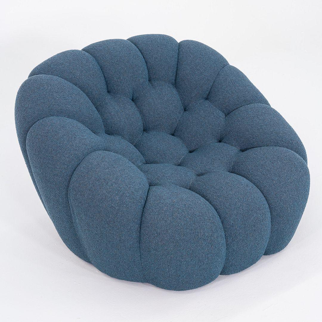 Esta es una Silla con Brazos Burbuja, diseñada originalmente por Sacha Lakic en 2014. Este ejemplar en concreto fue fabricado por Roche Bobois en Italia en 2023. Esta pieza se compone de una estructura de madera y está tapizada en tela azul.
 

 La