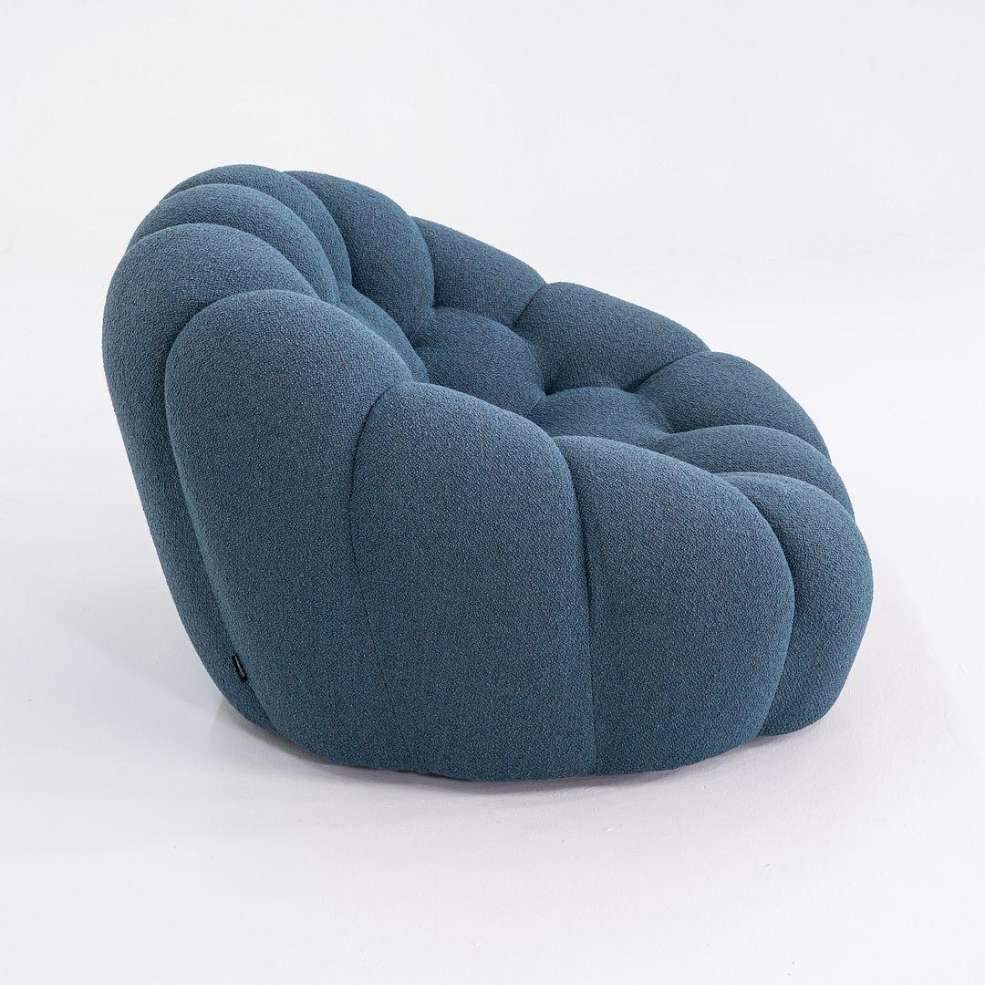 2023 Sacha Lakic para Roche Bobois Sillón Bubble Lounge de tela azul Madera en venta