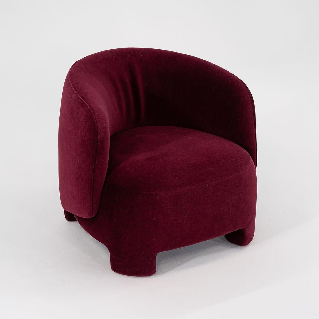 Se venden dos Sillones Taru (cada uno se vende por separado), con estructura de tubo de acero y madera, recubiertos de un suave tejido de terciopelo de color rojo burdeos. La silla fue diseñada por Sebastian Herkner y producida por Ligne Roset¬†en
