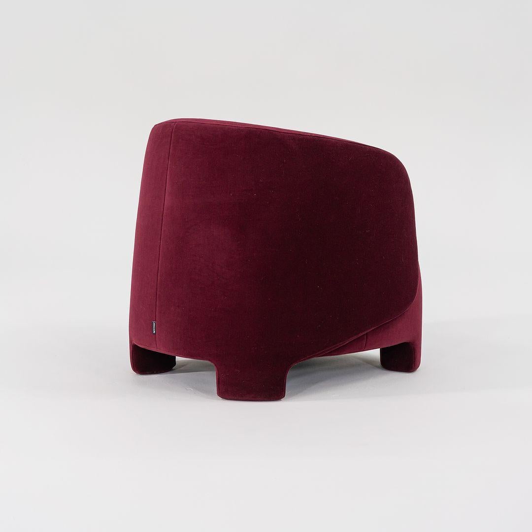 2023 Sebastian Herkner para Ligne Roset Sillón Taru en burdeos suave Siglo XXI y contemporáneo en venta
