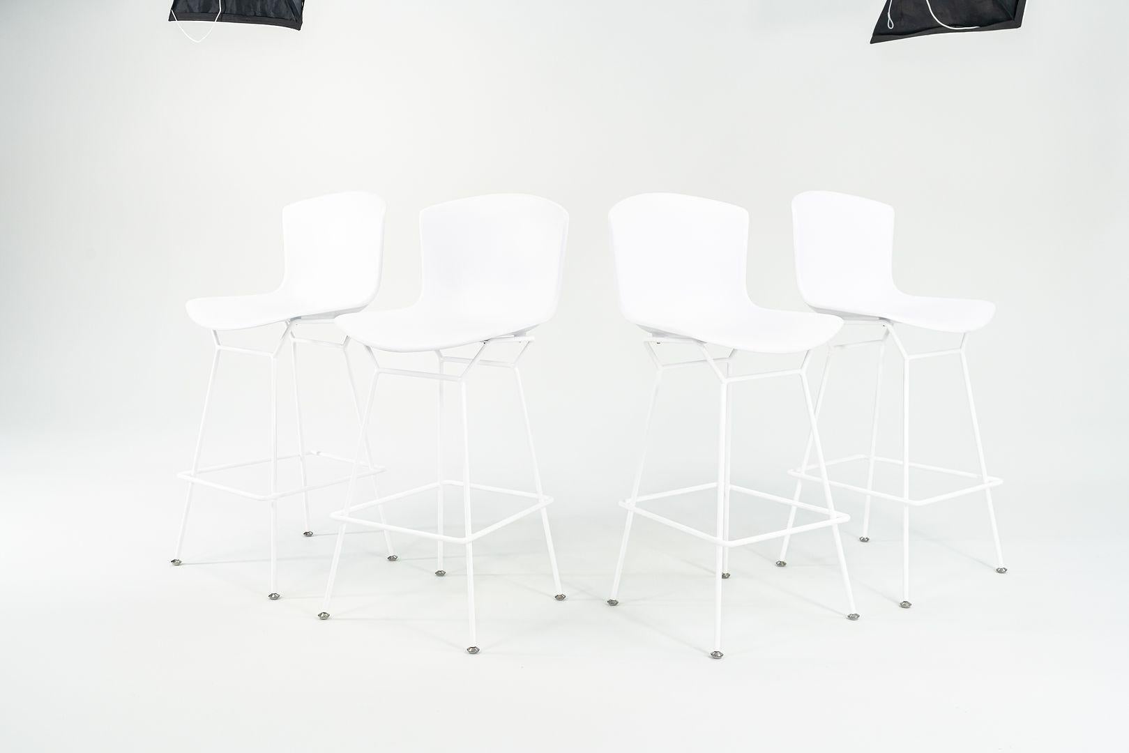 2023 Juego de 4 taburetes de bar Harry Bertoia para Knoll de concha moldeada en plástico blanco en venta 3