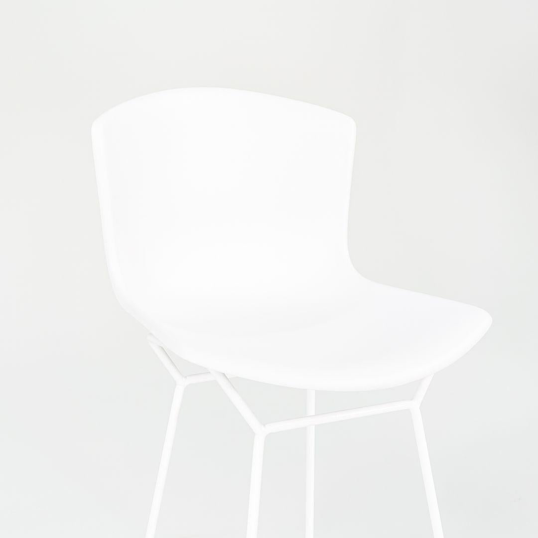 2023 Juego de 4 taburetes de bar Harry Bertoia para Knoll de concha moldeada en plástico blanco en venta 4