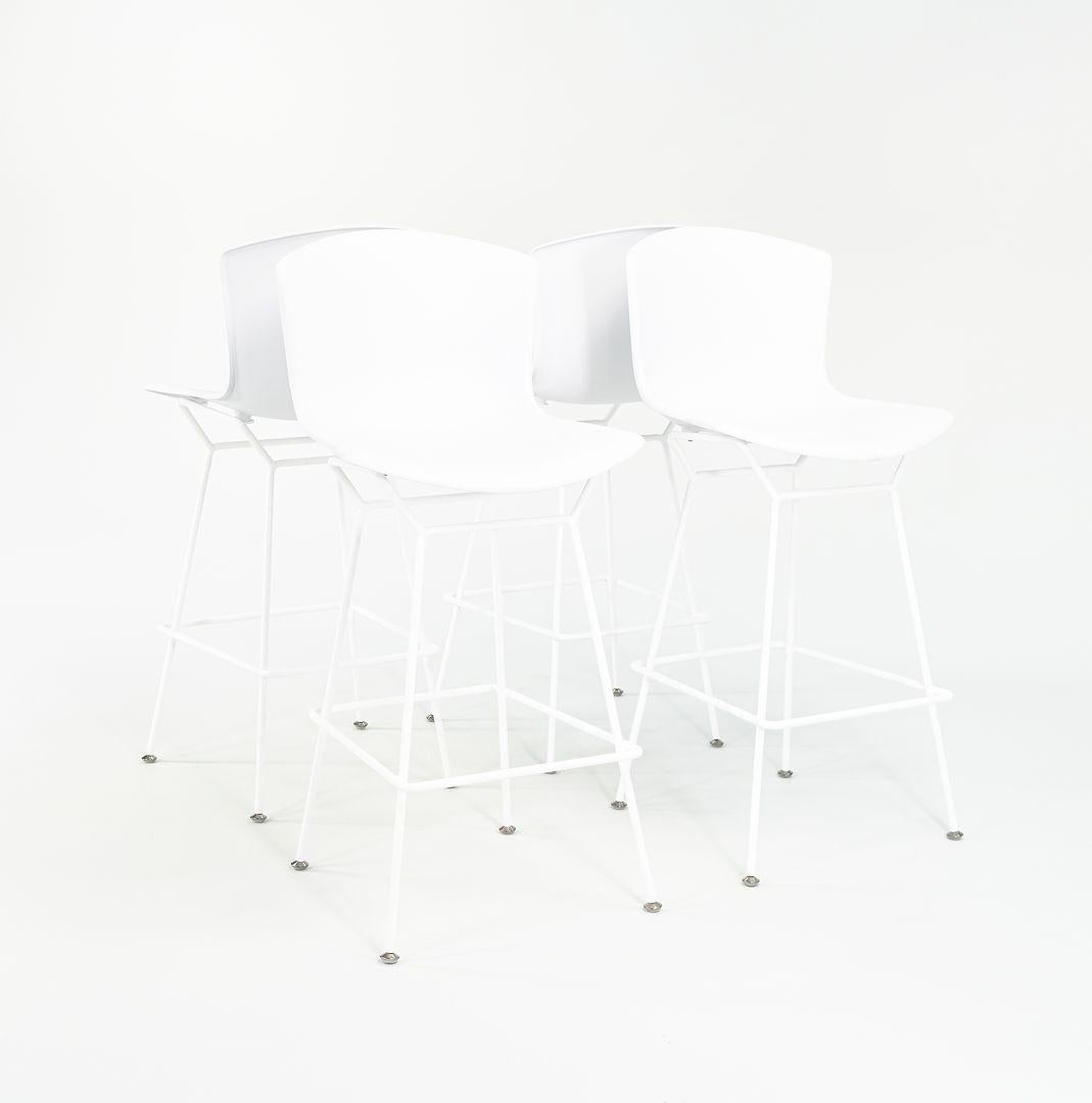 Se trata de un juego de cuatro taburetes de bar de plástico moldeado Bertoia, modelo 428PL, diseñados en 1960 por Harry Bertoia para Knoll International. Estos ejemplos concretos datan de 2023. El precio indicado incluye el conjunto de cuatro