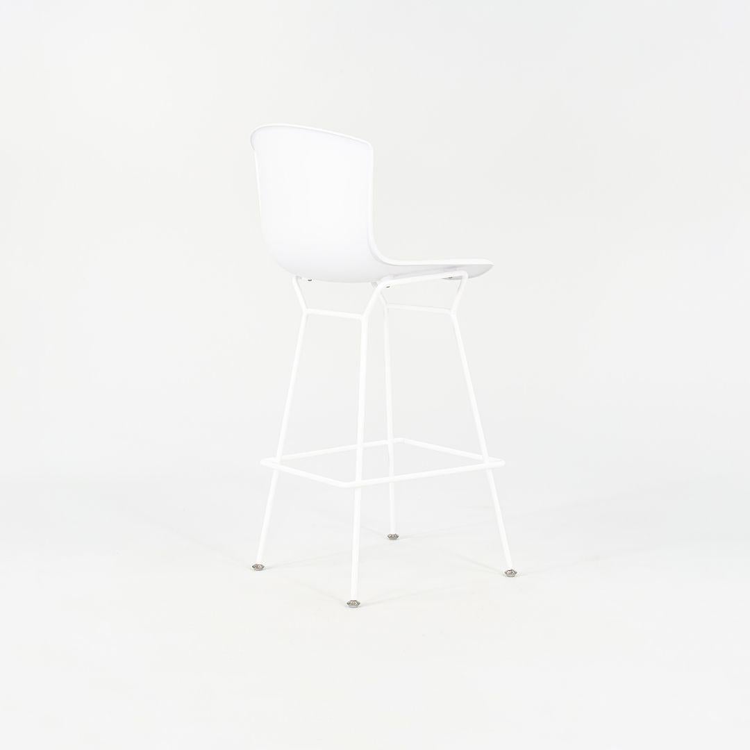 2023 Juego de 4 taburetes de bar Harry Bertoia para Knoll de concha moldeada en plástico blanco Moderno en venta