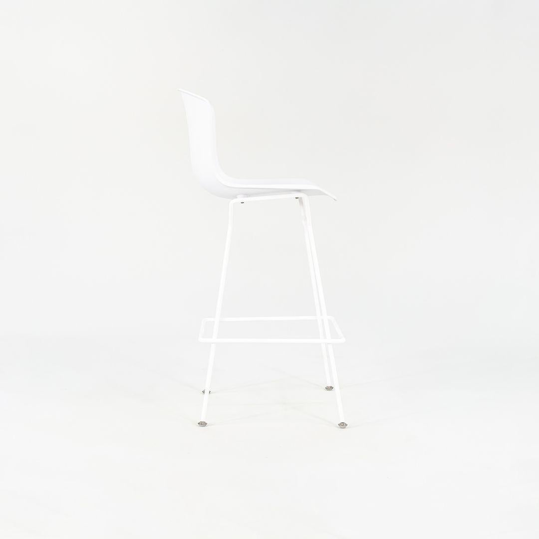 2023 Juego de 4 taburetes de bar Harry Bertoia para Knoll de concha moldeada en plástico blanco Estadounidense en venta
