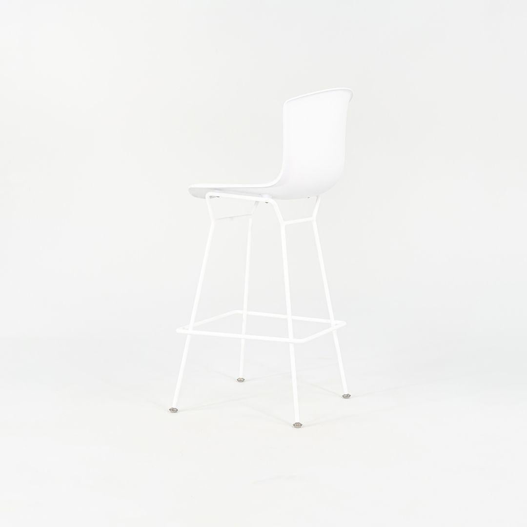 2023 Juego de 4 taburetes de bar Harry Bertoia para Knoll de concha moldeada en plástico blanco en Excelente estado para la venta en Philadelphia, PA