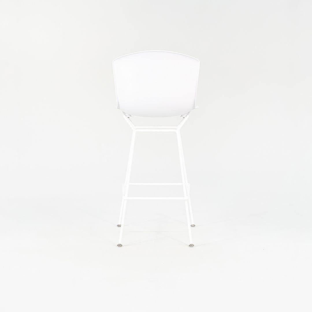 2023 Juego de 4 taburetes de bar Harry Bertoia para Knoll de concha moldeada en plástico blanco Siglo XXI y contemporáneo en venta