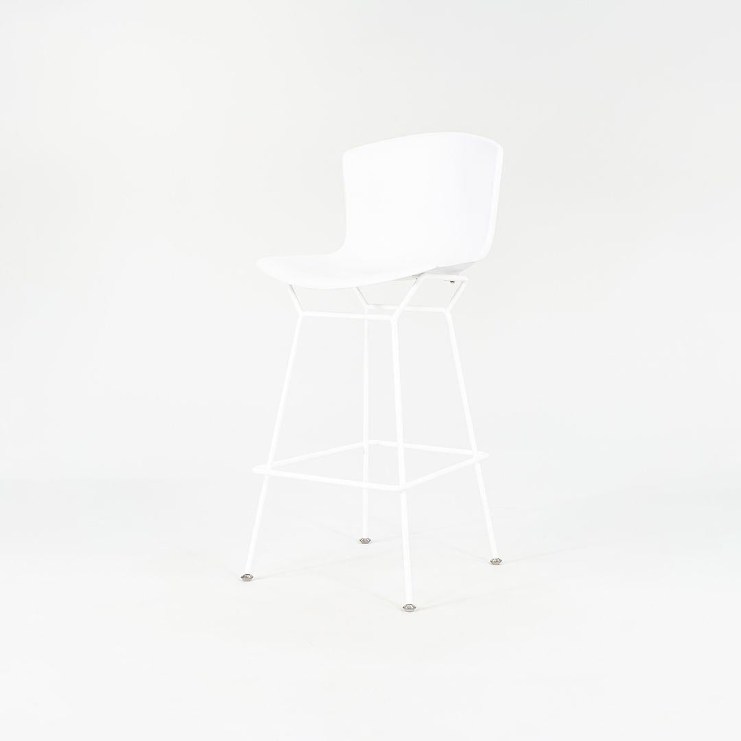 2023 Juego de 4 taburetes de bar Harry Bertoia para Knoll de concha moldeada en plástico blanco Acero en venta