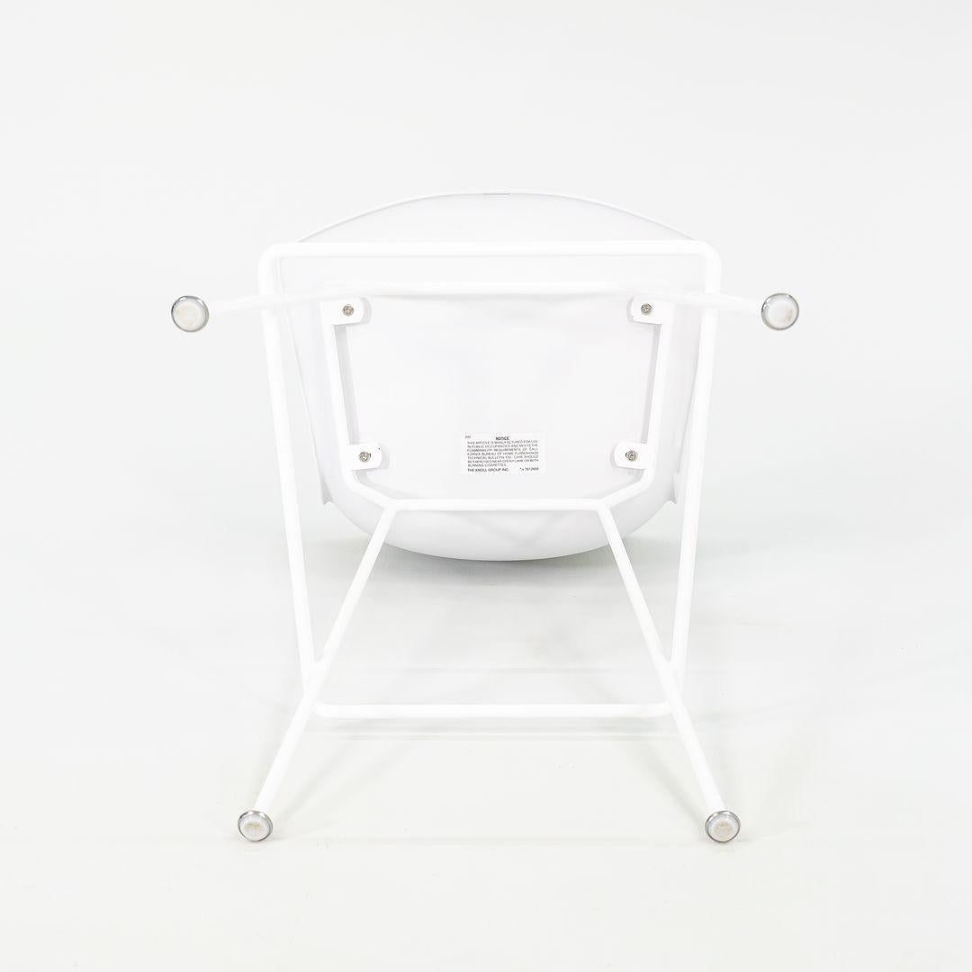 2023 Juego de 4 taburetes de bar Harry Bertoia para Knoll de concha moldeada en plástico blanco en venta 1