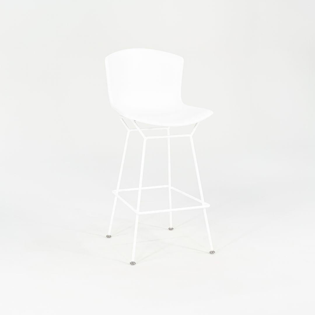 2023 Juego de 4 taburetes de bar Harry Bertoia para Knoll de concha moldeada en plástico blanco en venta 2