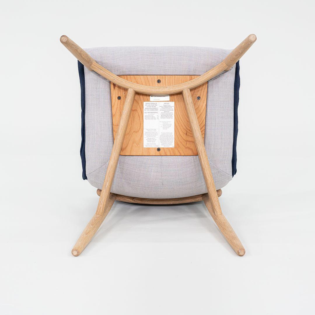 2023 Set di 7 sedie da pranzo EOO4 di EOOS per Carl Hansen in tessuto blu e Oak in vendita 3