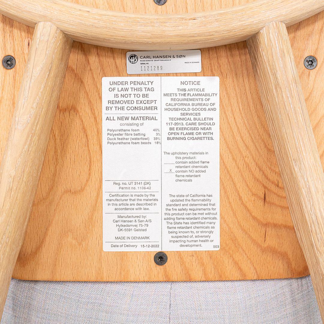 2023 Set di 7 sedie da pranzo EOO4 di EOOS per Carl Hansen in tessuto blu e Oak in vendita 4
