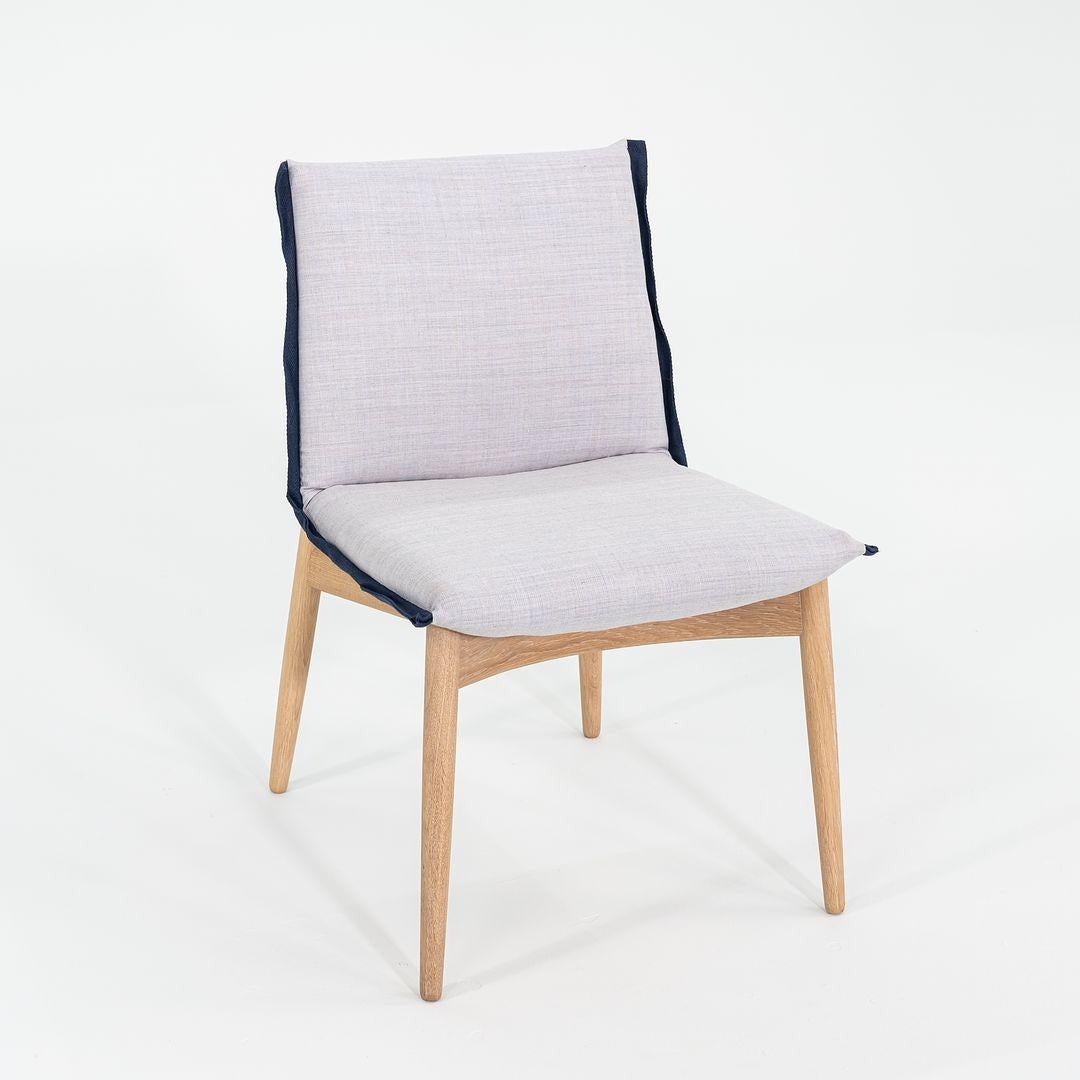 Moderno 2023 Set di 7 sedie da pranzo EOO4 di EOOS per Carl Hansen in tessuto blu e Oak in vendita